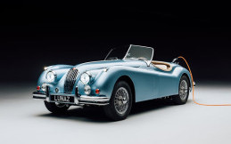 Brooklyn Beckham Dihadiahi Jaguar XK140 1954