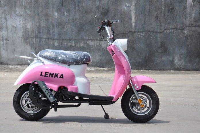 Skuter Lenka Bidik Pengendara Wanita