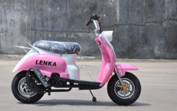 Skuter Lenka Bidik Pengendara Wanita