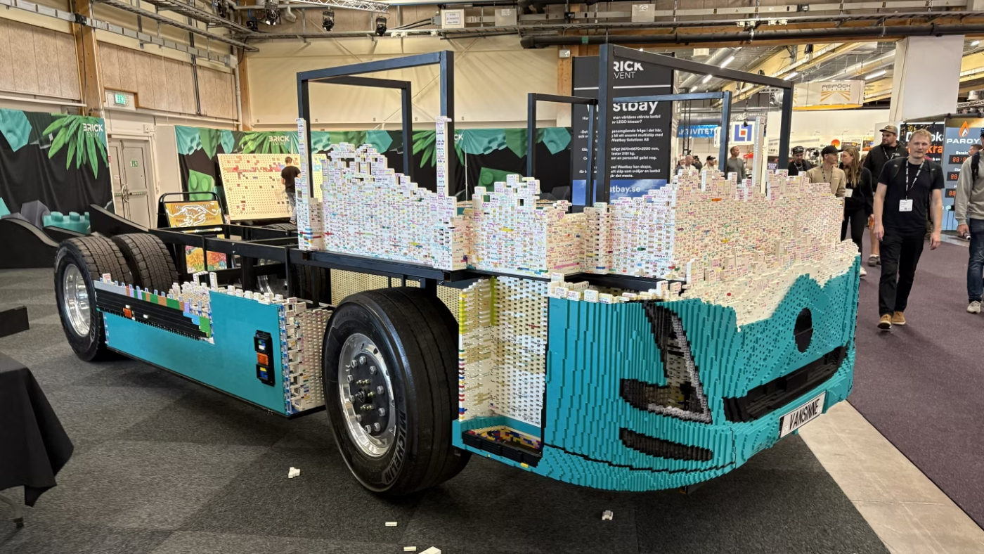Pertama di Dunia! Truk Listrik Volvo FH Aero Dibangun Dengan 1 Juta Balok LEGO, Bisa Dikendarai!