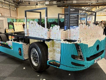 Pertama di Dunia! Truk Listrik Volvo FH Aero Dibangun Dengan 1 Juta Balok LEGO, Bisa Dikendarai!