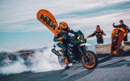 KTM 890 SMT 2023, Motor Touring Untuk Balap Supermoto 