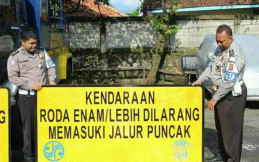 Truk Roda Enam Dilarang Lewati Jalur Puncak