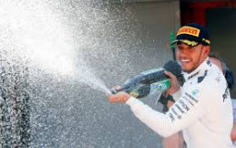Bersaing dengan Vettel Bikin Berat Badan Hamilton Turun 2 Kg