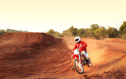 Doyan Terabas Motocross, Ini Tips Tetap Asyik Berpetualang Naik Motor Trail Saat Ramadan