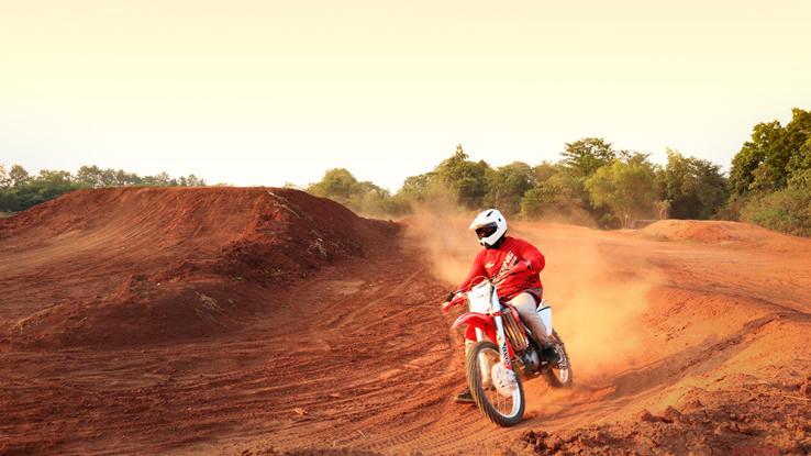 Doyan Terabas Motocross, Ini Tips Tetap Asyik Berpetualang Naik Motor Trail Saat Ramadan