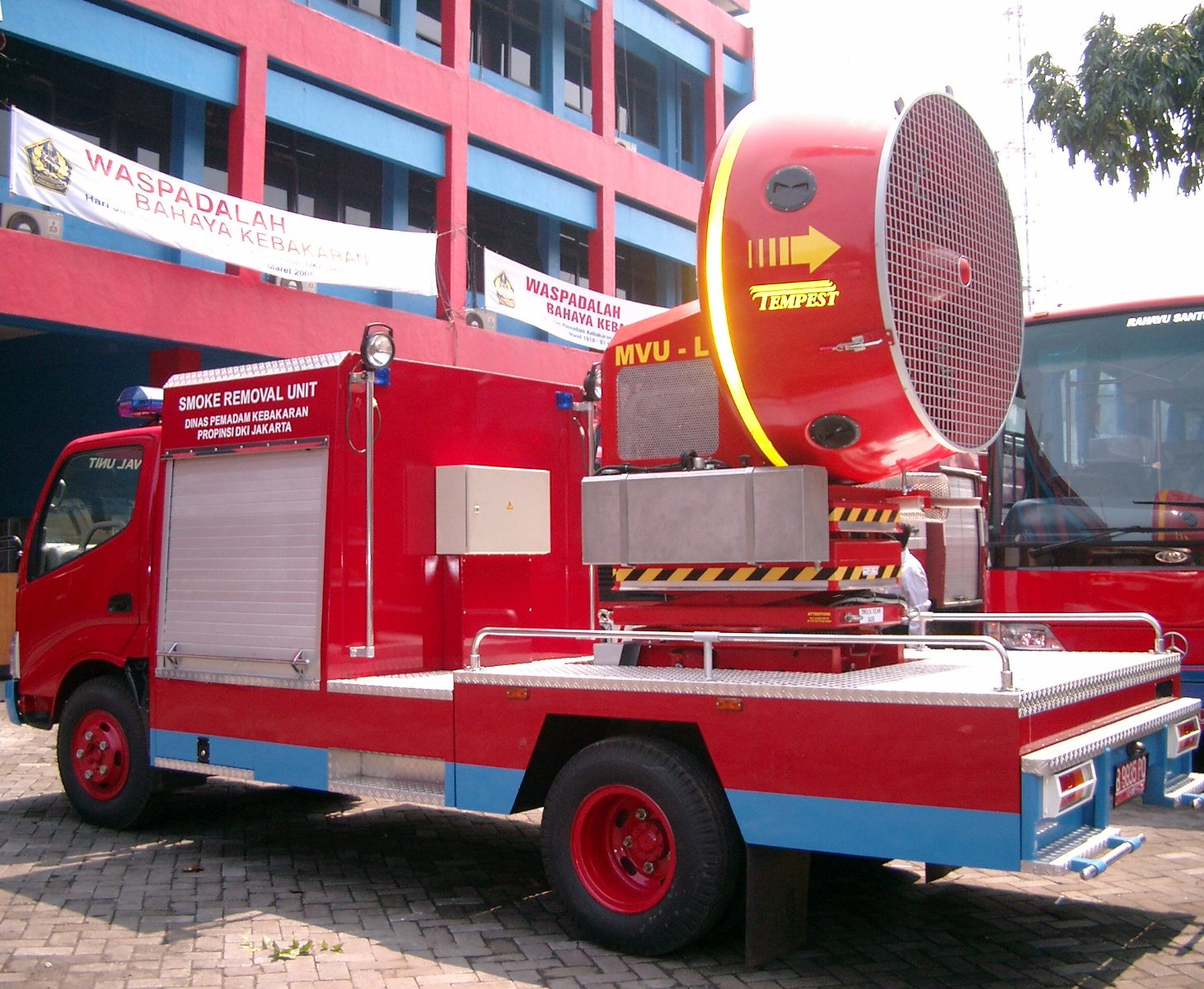 Tugas Truk Smoke Removal dan Street Sweeper di Tengah Sebaran Abu Vulkanik
