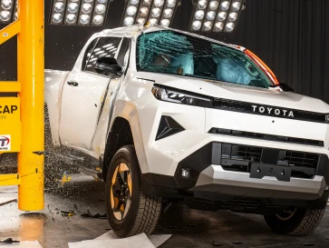 Toyota Hilux BEV Catatkan Lima Bintang Uji ANCAP, Tertinggi di Kelasnya