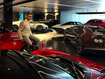 Cristiano Ronaldo Pamer 10 Mobil Senilai Rp600 Miliar, Cuma Dibilang 
