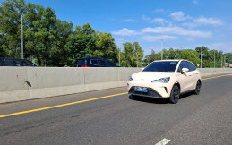 Tips Berkendara Aman dengan Mobil Listrik di Berbagai Kondisi Cuaca