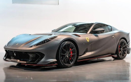 Carlos Sainz Tambah Koleksi Ferrari 812 Competizione