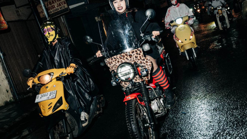 Ratusan Pengendara Motor Menjelajahi Kota Bandung Sambil Mengenakan Kostum Halloween