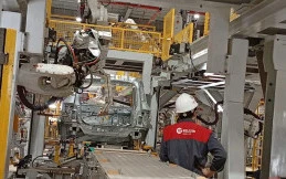 Persaingan Mobil Listrik, Vinfast Kejar Target TKDN 80 Persen