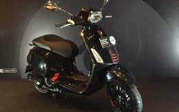 Intip Perbedaan Vespa Sprint Carbon dengan Sprint Standar