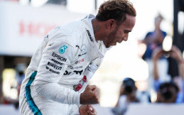 Lewis Hamilton Beri Kode Bertahan di Mercedes   