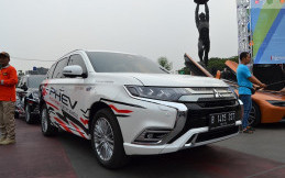 Asyik Nih! Naik Mitsubishi Outlander PHEV Bisa Dapat Voucher Ratusan Ribu Rupiah